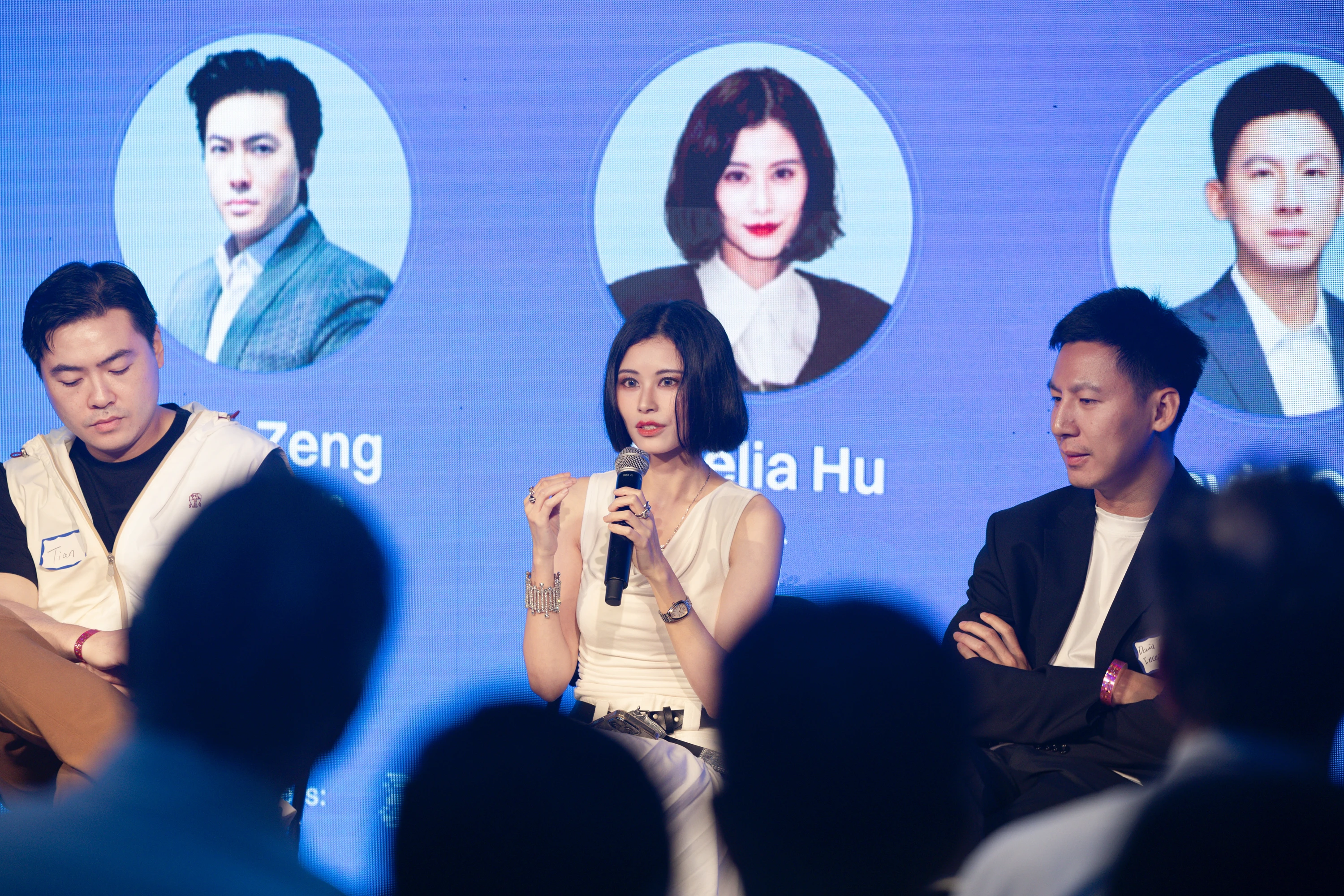 Amelia Hu 在 2025 ETH Week 圆桌上手持话筒发言